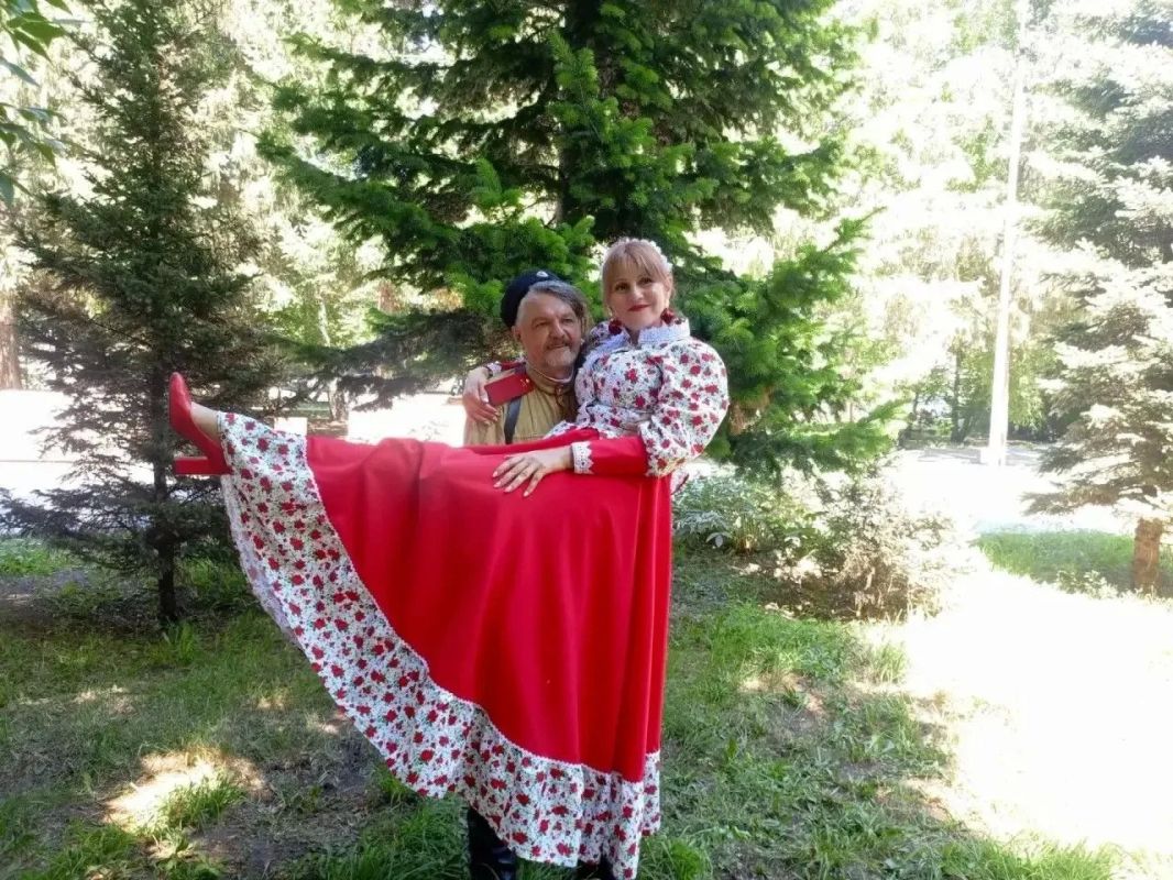 В Год единства народов России в Рубцовском отделе ЗАГС состоялось необычное бракосочетание Константина и Натальи – казачья свадьба В Год единства народов России в Рубцовском отделе ЗАГС состоялось необычное бракосочетание Константина и Натальи – казачья свадьба