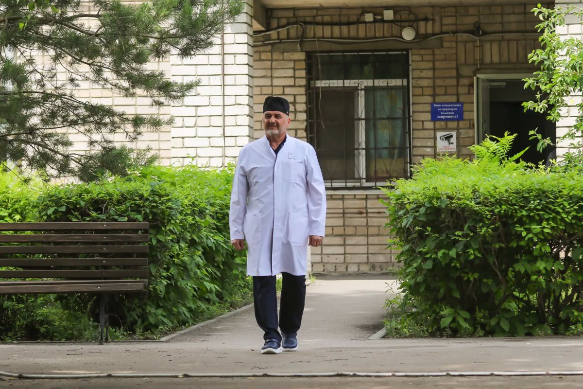 Из санитара в главврача: как хирург Андрей Макин превратил свой страх в профессию Из санитара в главврача: как хирург Андрей Макин превратил свой страх в профессию