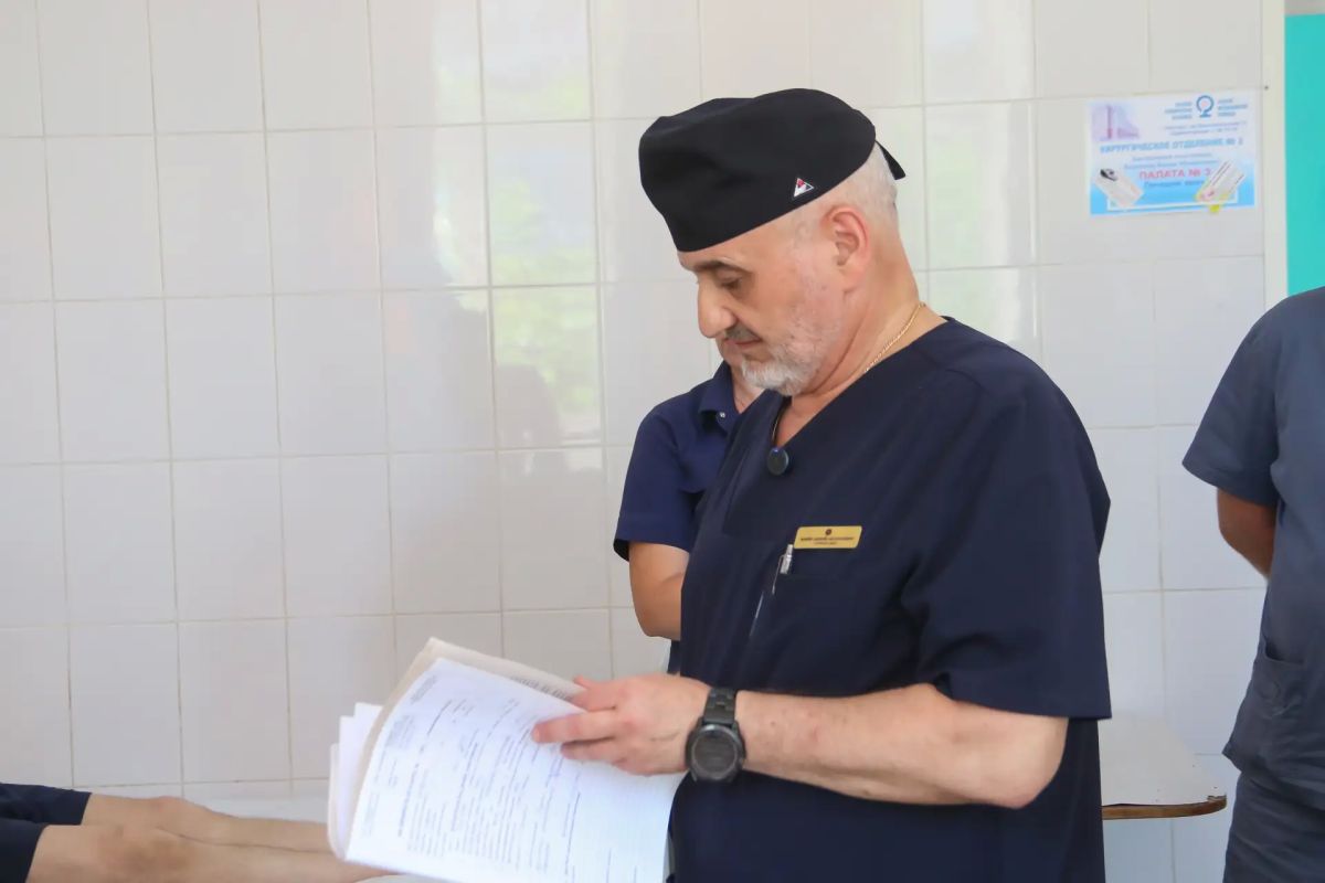 Из санитара в главврача: как хирург Андрей Макин превратил свой страх в профессию Из санитара в главврача: как хирург Андрей Макин превратил свой страх в профессию