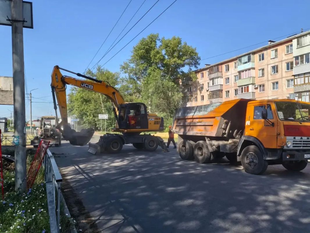 #СГК_Рубцовск #Теплосети. Уважаемые жители Рубцовска! Сегодня бригада энергетиков работает в районе ул. Алтайская, 169, ведутся масштабные ремонтные работы по замене трубопроводов ГВС и отопления