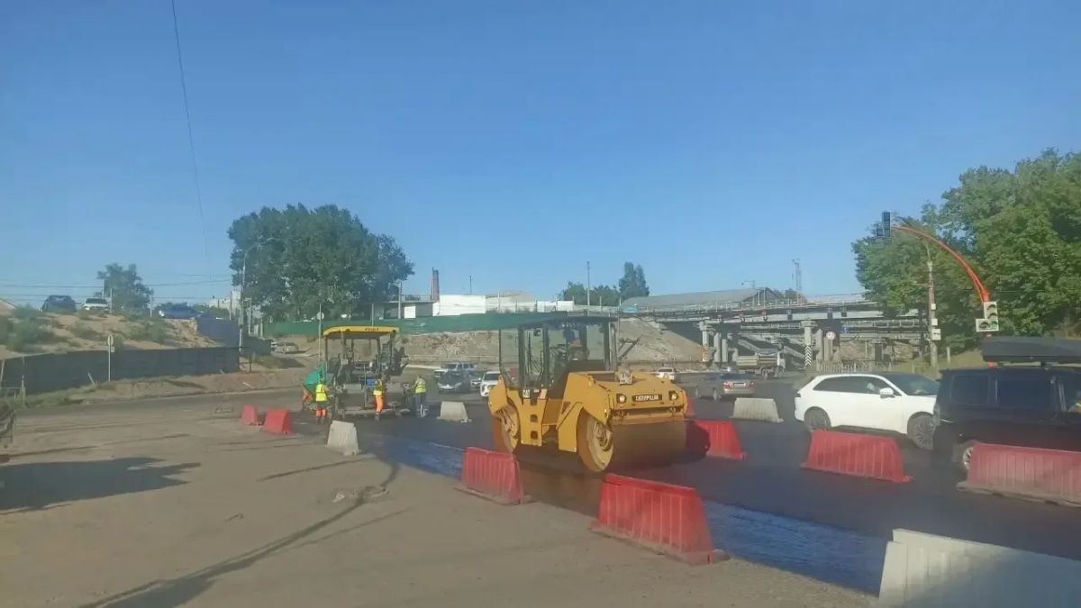 На Павловском тракте в Барнауле продолжаются работы по асфальтированию