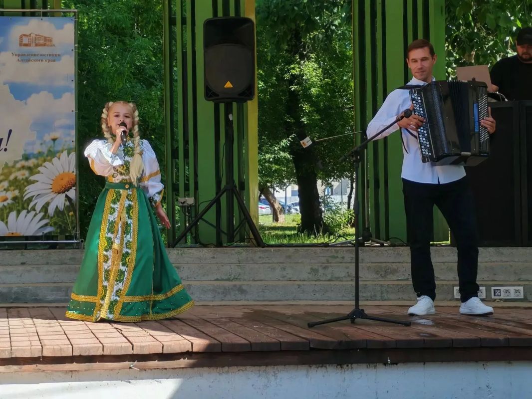 Сразу три барнаульские пары поженились в парке «Изумрудный» Сразу три барнаульские пары поженились в парке «Изумрудный»