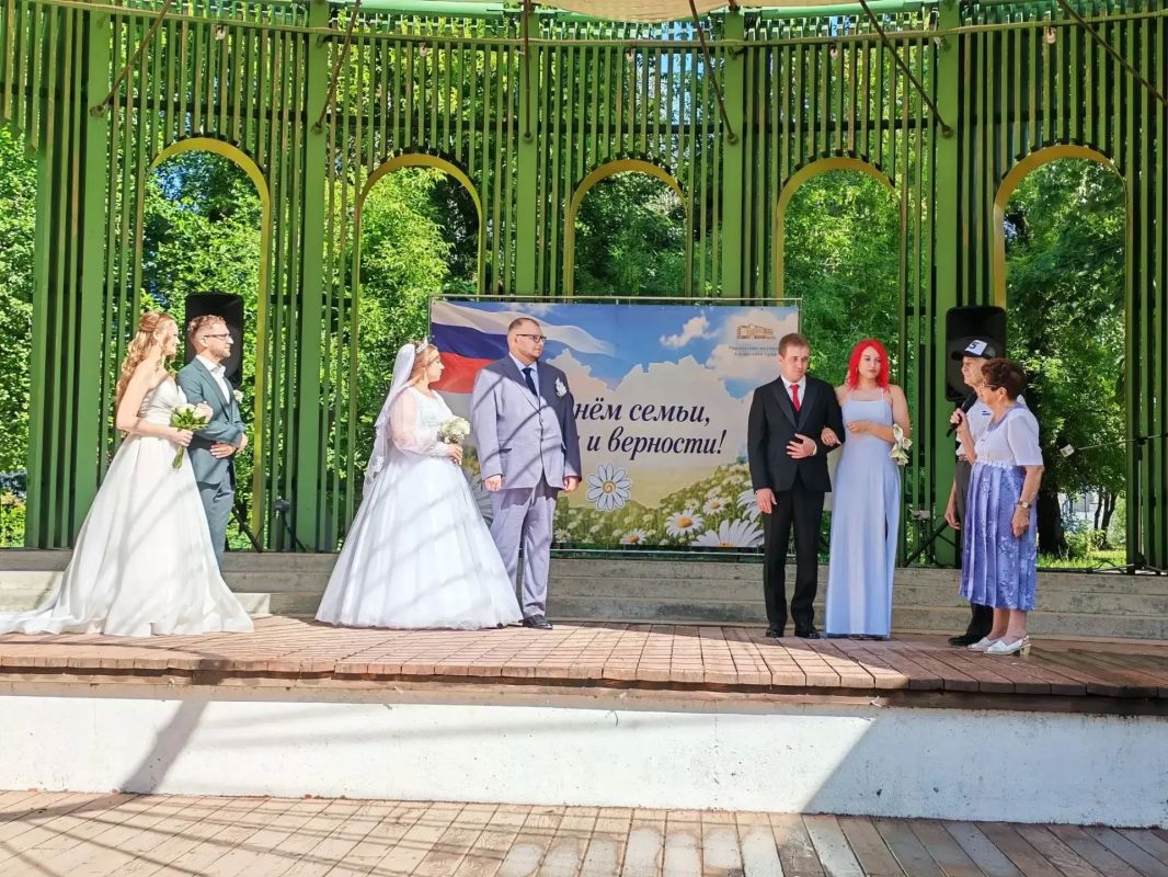 Сразу три барнаульские пары поженились в парке «Изумрудный» Сразу три барнаульские пары поженились в парке «Изумрудный»