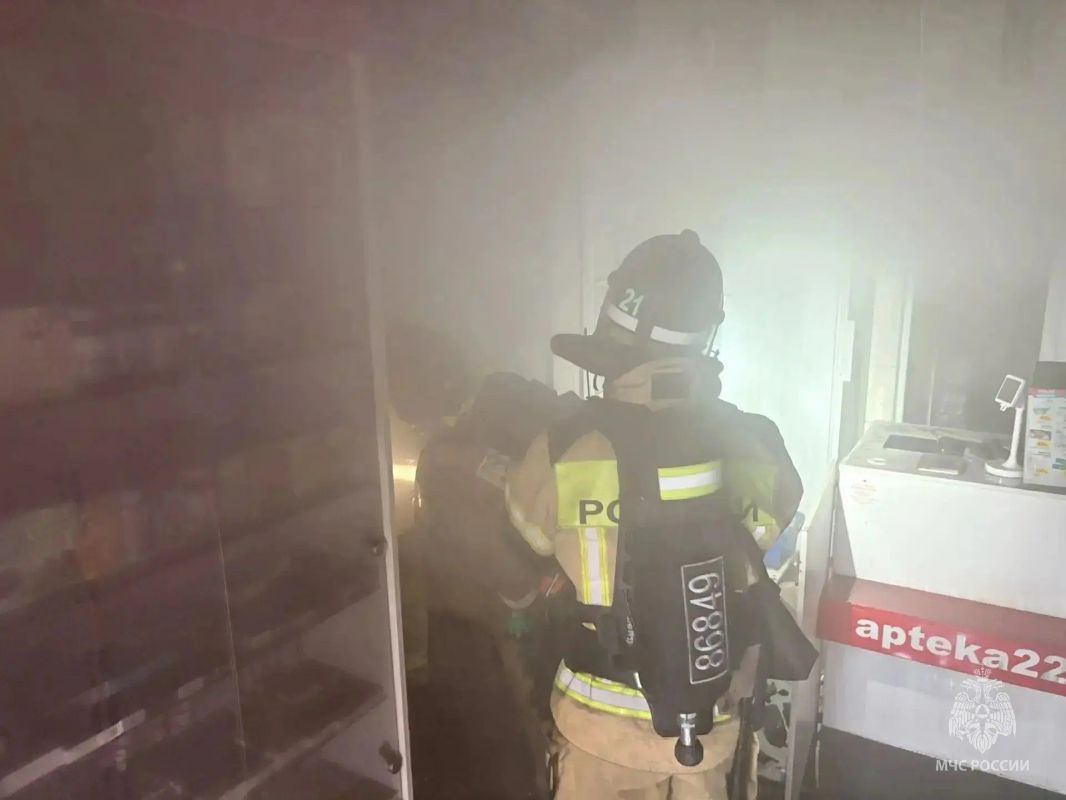 Магазин на первом этаже жилого дома загорелся в Бийске Магазин на первом этаже жилого дома загорелся в Бийске