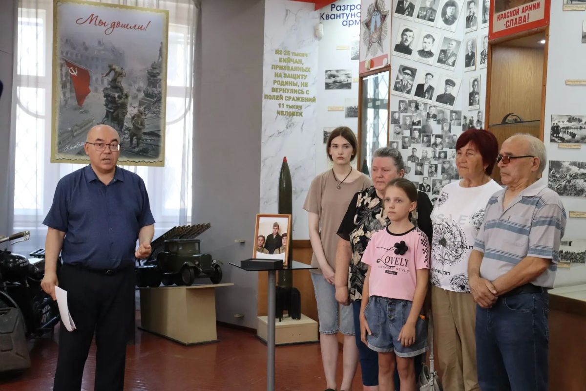 Бийске родственникам красноармейца передали найденный спустя 84 года смертный медальон