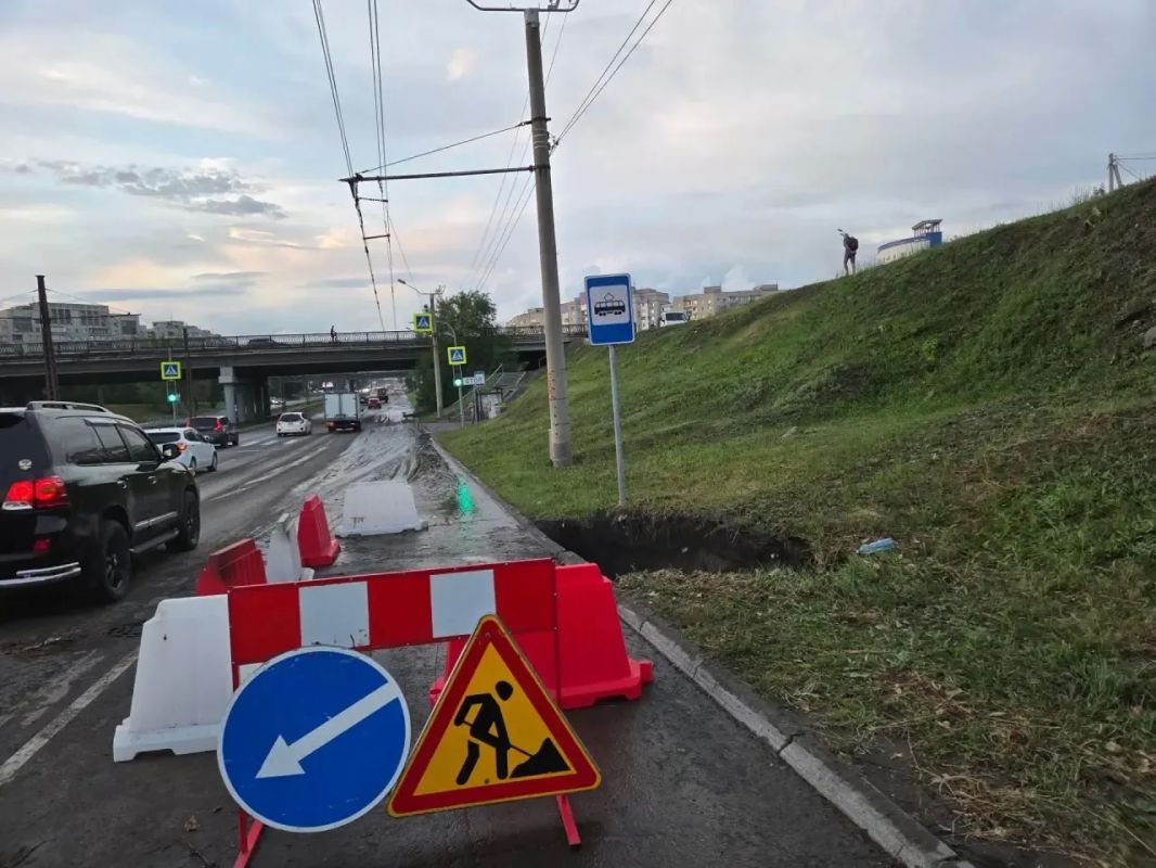 В Барнауле устраняют последствия ливня на двух улицах В Барнауле устраняют последствия ливня на двух улицах