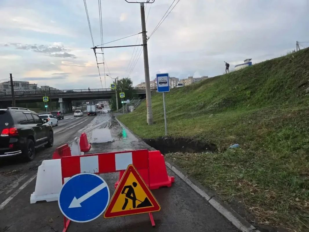 В Барнауле продолжают устранять последствия ливня В Барнауле продолжают устранять последствия ливня