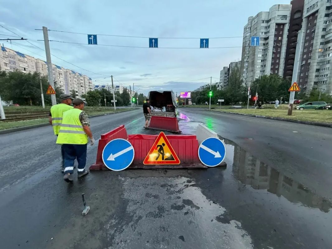 В Барнауле устраняют последствия ливня на двух улицах В Барнауле устраняют последствия ливня на двух улицах