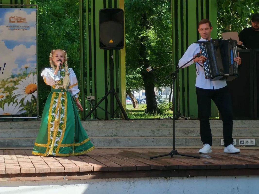 Накануне Дня семьи, любви и верности в парке культуры и отдыха «Изумрудный» состоялась торжественная церемония бракосочетания трех барнаульских пар Накануне Дня семьи, любви и верности в парке культуры и отдыха «Изумрудный» состоялась торжественная церемония бракосочетания трех барнаульских пар