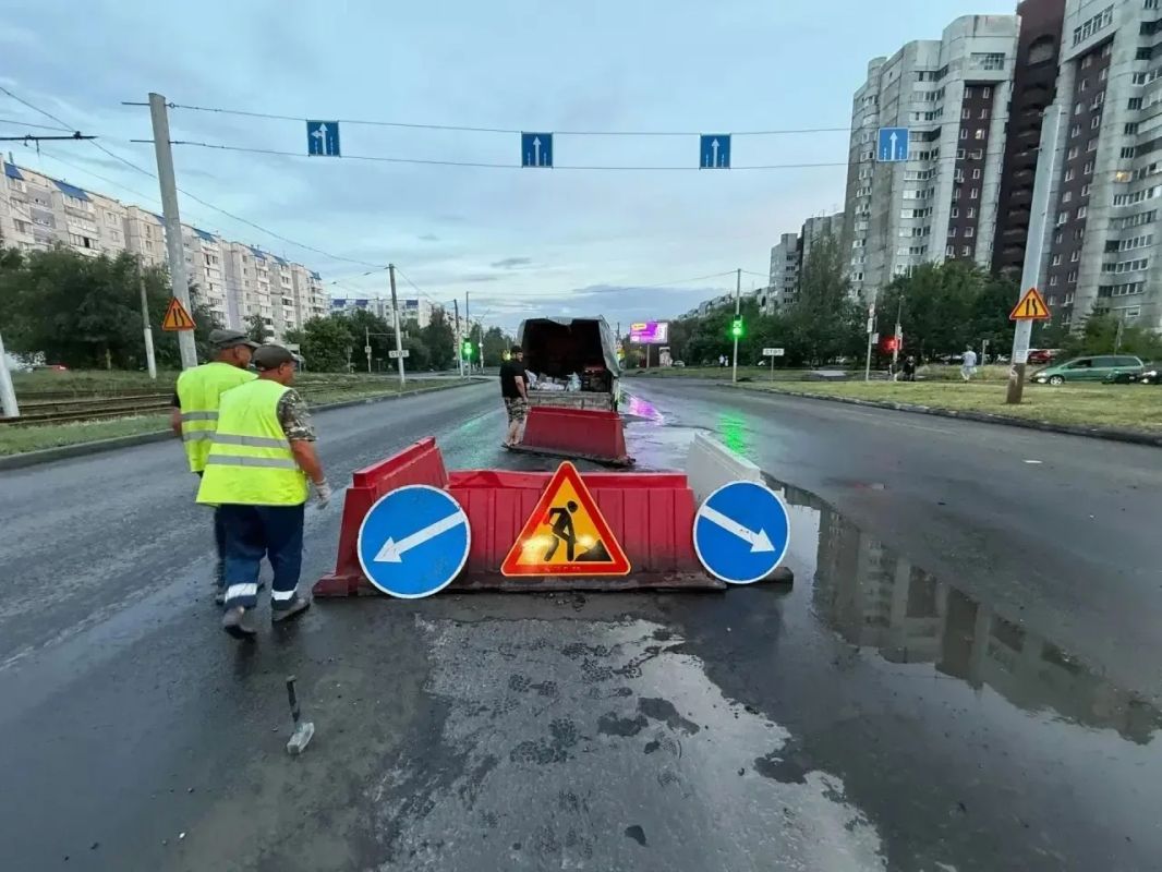 В Барнауле продолжают устранять последствия ливня