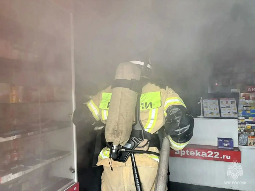 В Бийске загорелся магазин на первом этаже жилого дома В Бийске загорелся магазин на первом этаже жилого дома