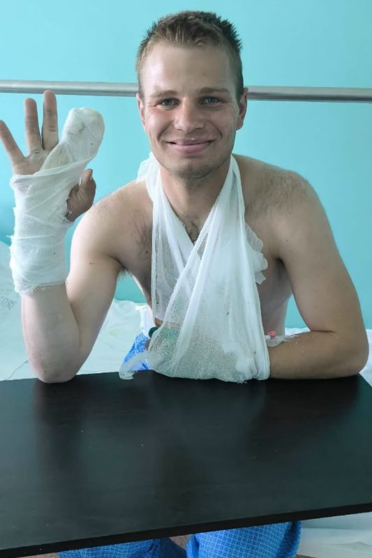 Играющий на баяне велосипедист, пострадавший в ДТП на Алтае, возвращается к путешествиям Играющий на баяне велосипедист, пострадавший в ДТП на Алтае, возвращается к путешествиям