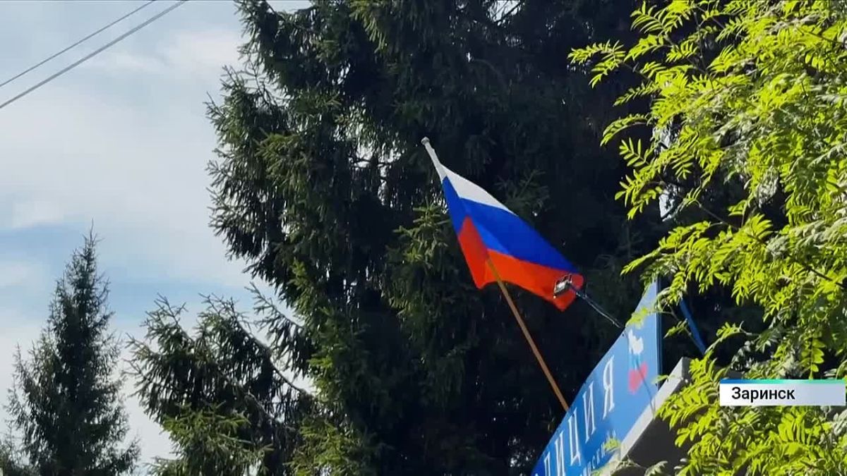 Сотрудник полиции спас двух тонущих мужчин на пляже в Заринске