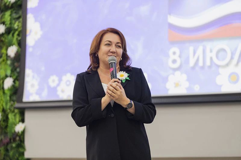 Сегодня, в День семьи, любви и верности, на торжественном мероприятии в Министерстве социальной защиты Алтайского края 32 семьям региона вручили медали «За любовь и верность» Сегодня, в День семьи, любви и верности, на торжественном мероприятии в Министерстве социальной защиты Алтайского края 32 семьям региона вручили медали «За любовь и верность»