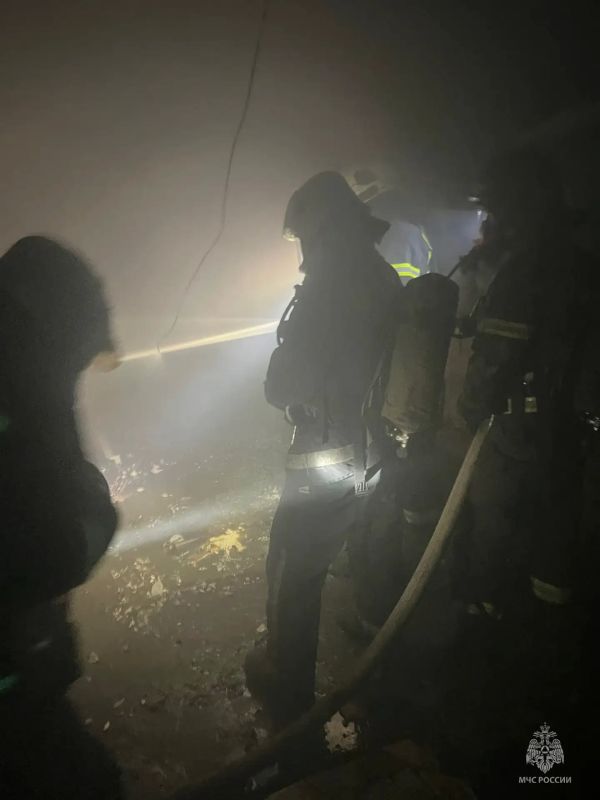 Пожарные спасли 4-х человек при возгорании аккумуляторов в подвале Пожарные спасли 4-х человек при возгорании аккумуляторов в подвале
