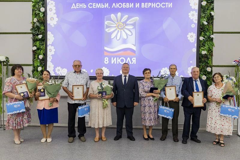 Сегодня, в День семьи, любви и верности, на торжественном мероприятии в Министерстве социальной защиты Алтайского края 32 семьям региона вручили медали «За любовь и верность» Сегодня, в День семьи, любви и верности, на торжественном мероприятии в Министерстве социальной защиты Алтайского края 32 семьям региона вручили медали «За любовь и верность»