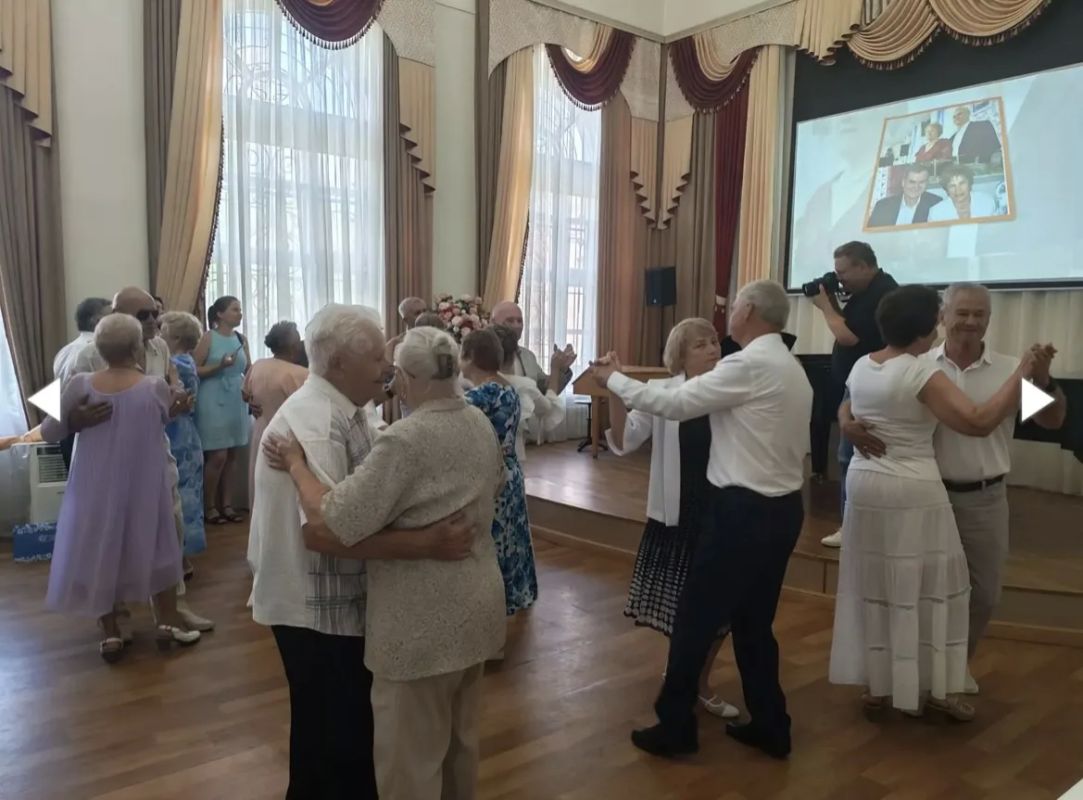 В Барнауле прошел бал золотых юбиляров семейной жизни В Барнауле прошел бал золотых юбиляров семейной жизни
