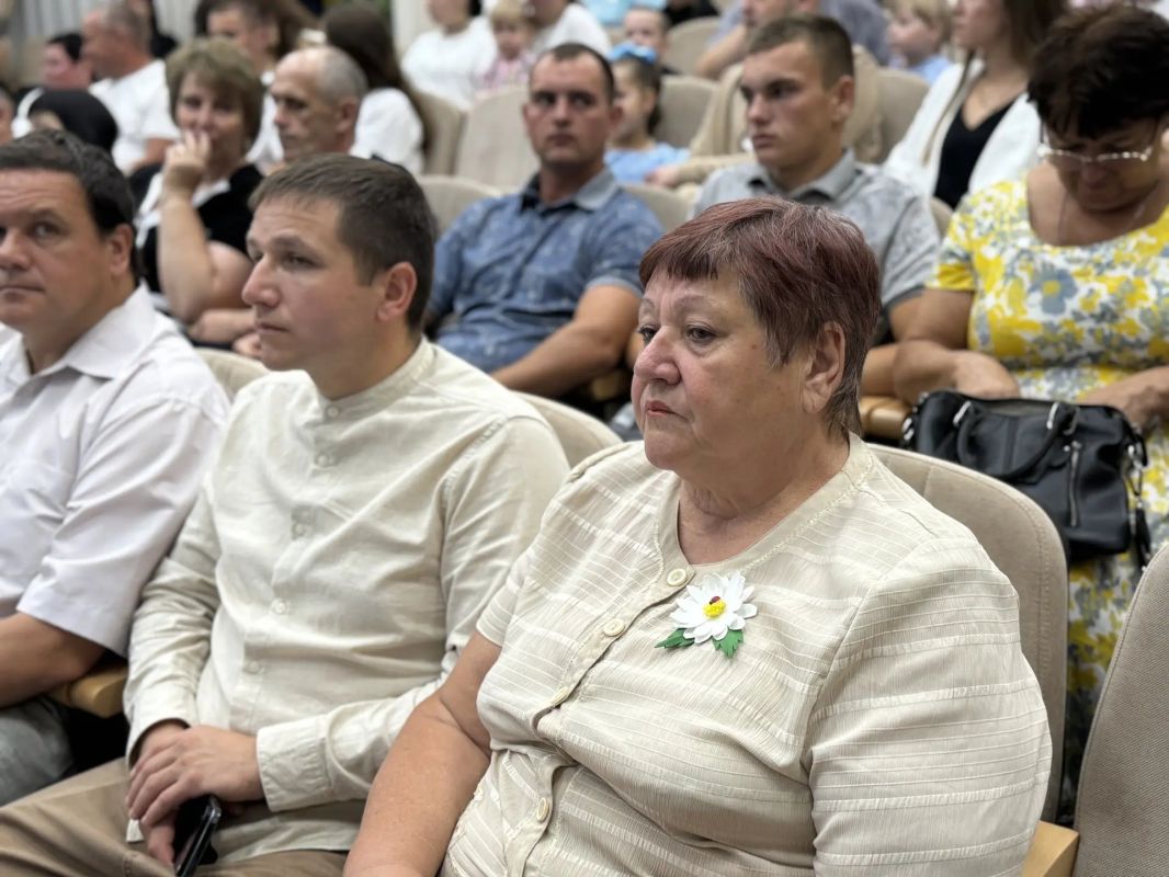 День семьи, любви и верности семьям Алтайского края вручили правительственные награды День семьи, любви и верности семьям Алтайского края вручили правительственные награды