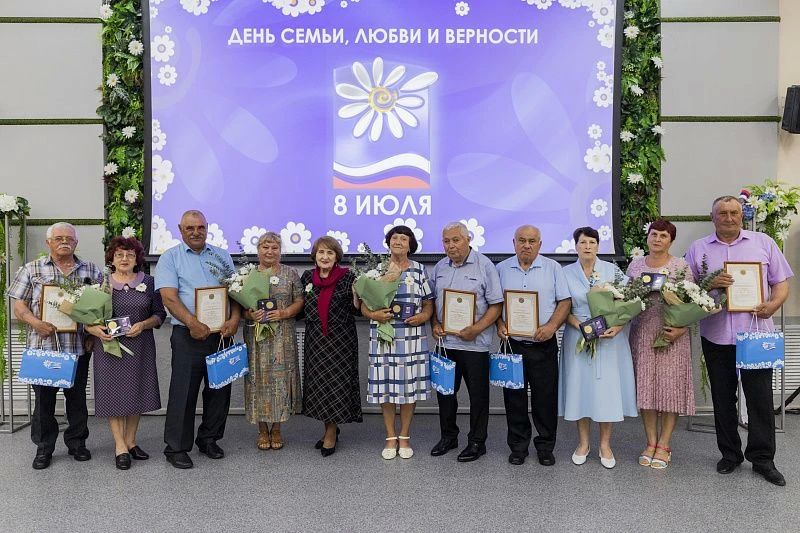 Сегодня, в День семьи, любви и верности, на торжественном мероприятии в Министерстве социальной защиты Алтайского края 32 семьям региона вручили медали «За любовь и верность» Сегодня, в День семьи, любви и верности, на торжественном мероприятии в Министерстве социальной защиты Алтайского края 32 семьям региона вручили медали «За любовь и верность»