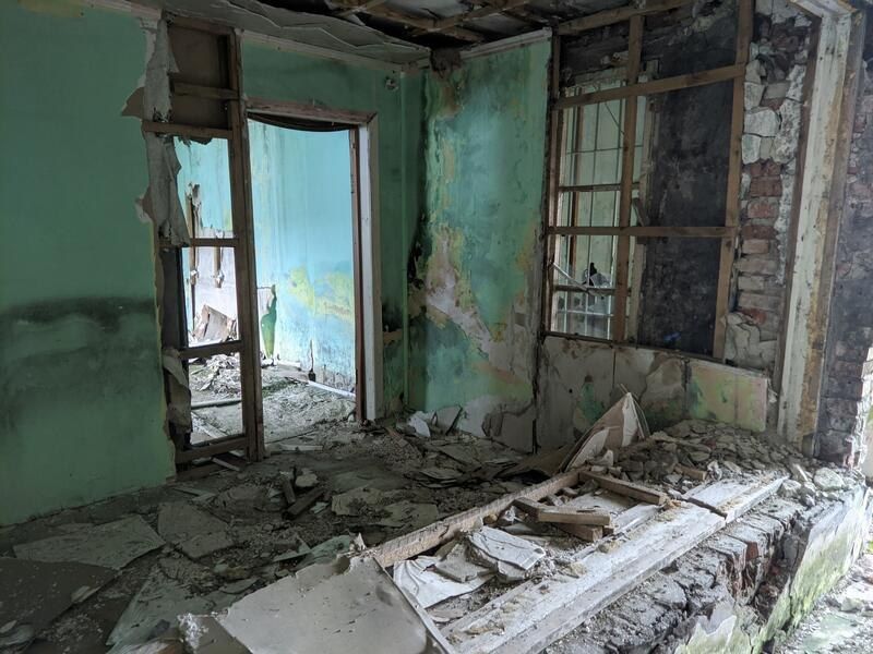 Здесь вам не курорт. Что осталось от заброшенной колонии в Шерегеше Здесь вам не курорт. Что осталось от заброшенной колонии в Шерегеше