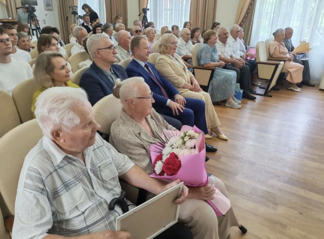 В Барнауле прошел бал золотых юбиляров семейной жизни В Барнауле прошел бал золотых юбиляров семейной жизни