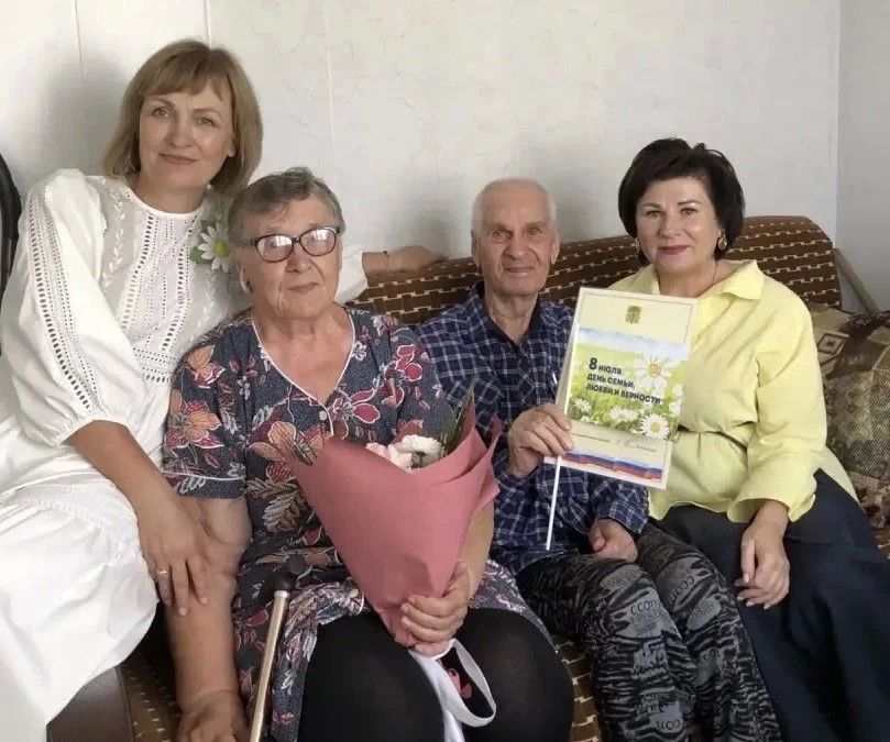 В органах ЗАГС Алтайского края в День семьи, любви и верности чествовали юбиляров семейной жизни В органах ЗАГС Алтайского края в День семьи, любви и верности чествовали юбиляров семейной жизни
