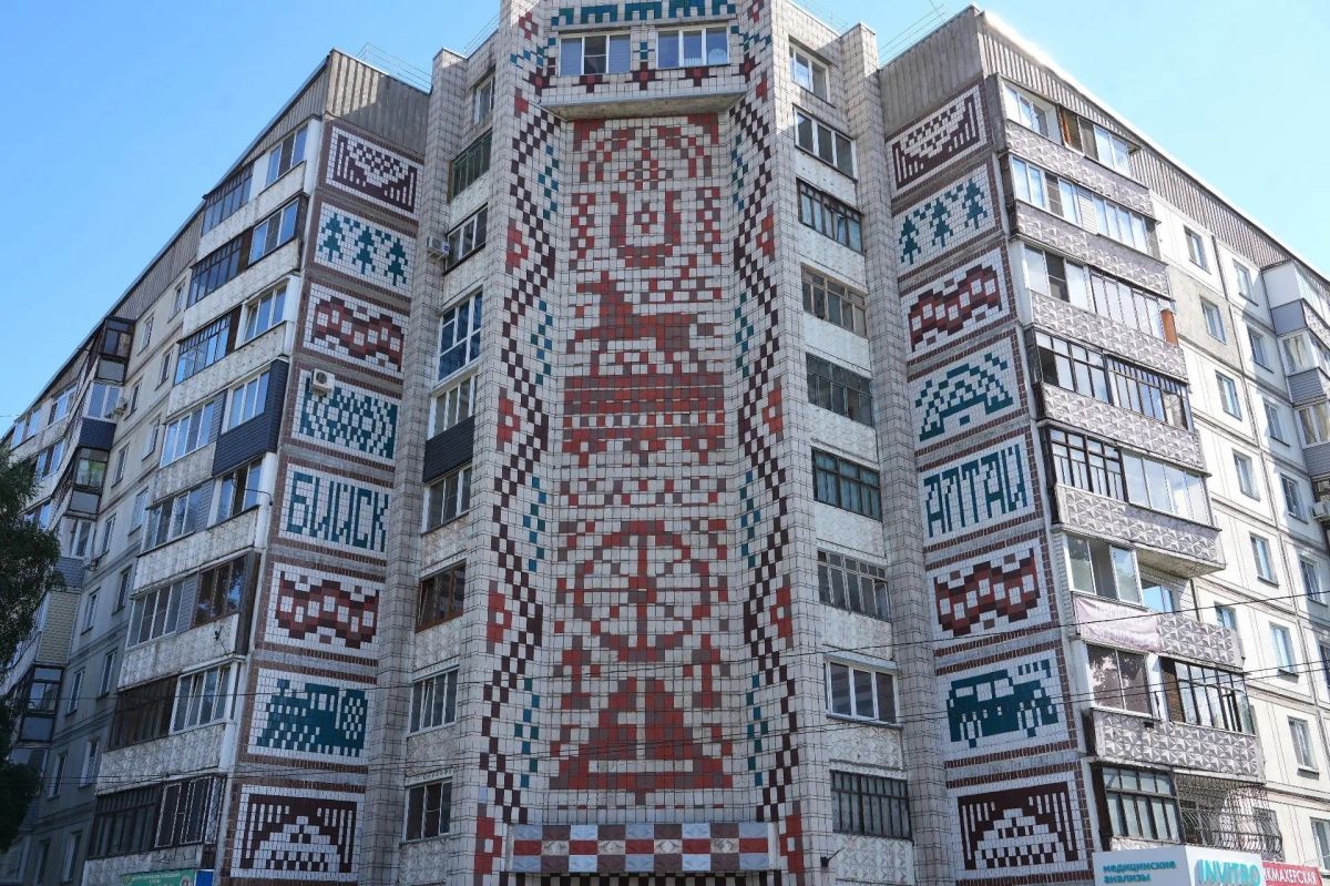 Новый мурал на фасаде девятиэтажки открыли в Бийске