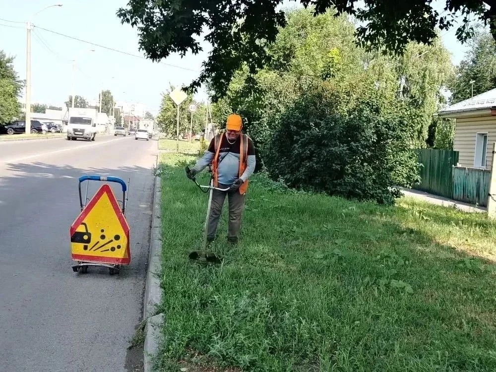 Дорожная служба продолжает выполнение летних видов работ Дорожная служба продолжает выполнение летних видов работ