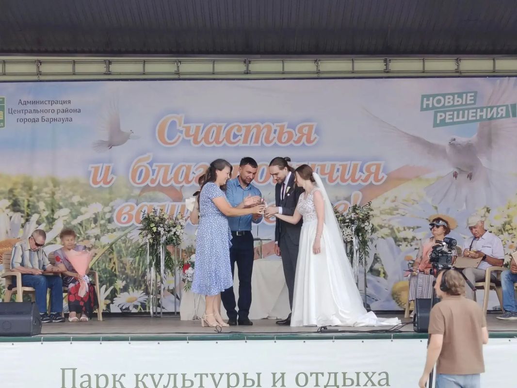 8 июля в парке культуры и отдыха «Центральный» состоялось торжественное чествование юбиляров семейной жизни 8 июля в парке культуры и отдыха «Центральный» состоялось торжественное чествование юбиляров семейной жизни