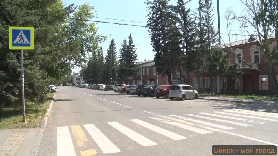 Про бийский аэроклуб. Двухэтажный кирпичный дом обрамляет угол ул. Льва Толстого и проспекта Кирова Про бийский аэроклуб. Двухэтажный кирпичный дом обрамляет угол ул. Льва Толстого и проспекта Кирова