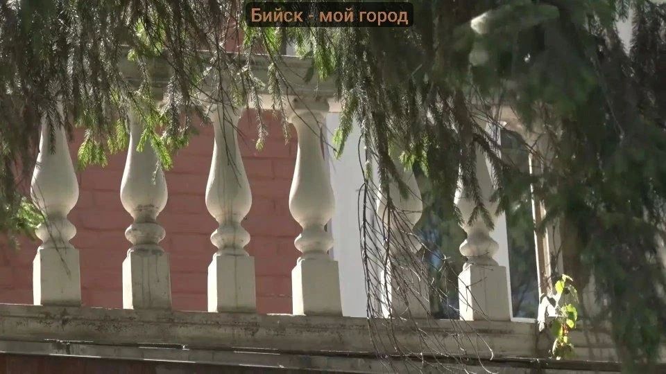 Про бийский аэроклуб. Двухэтажный кирпичный дом обрамляет угол ул. Льва Толстого и проспекта Кирова Про бийский аэроклуб. Двухэтажный кирпичный дом обрамляет угол ул. Льва Толстого и проспекта Кирова