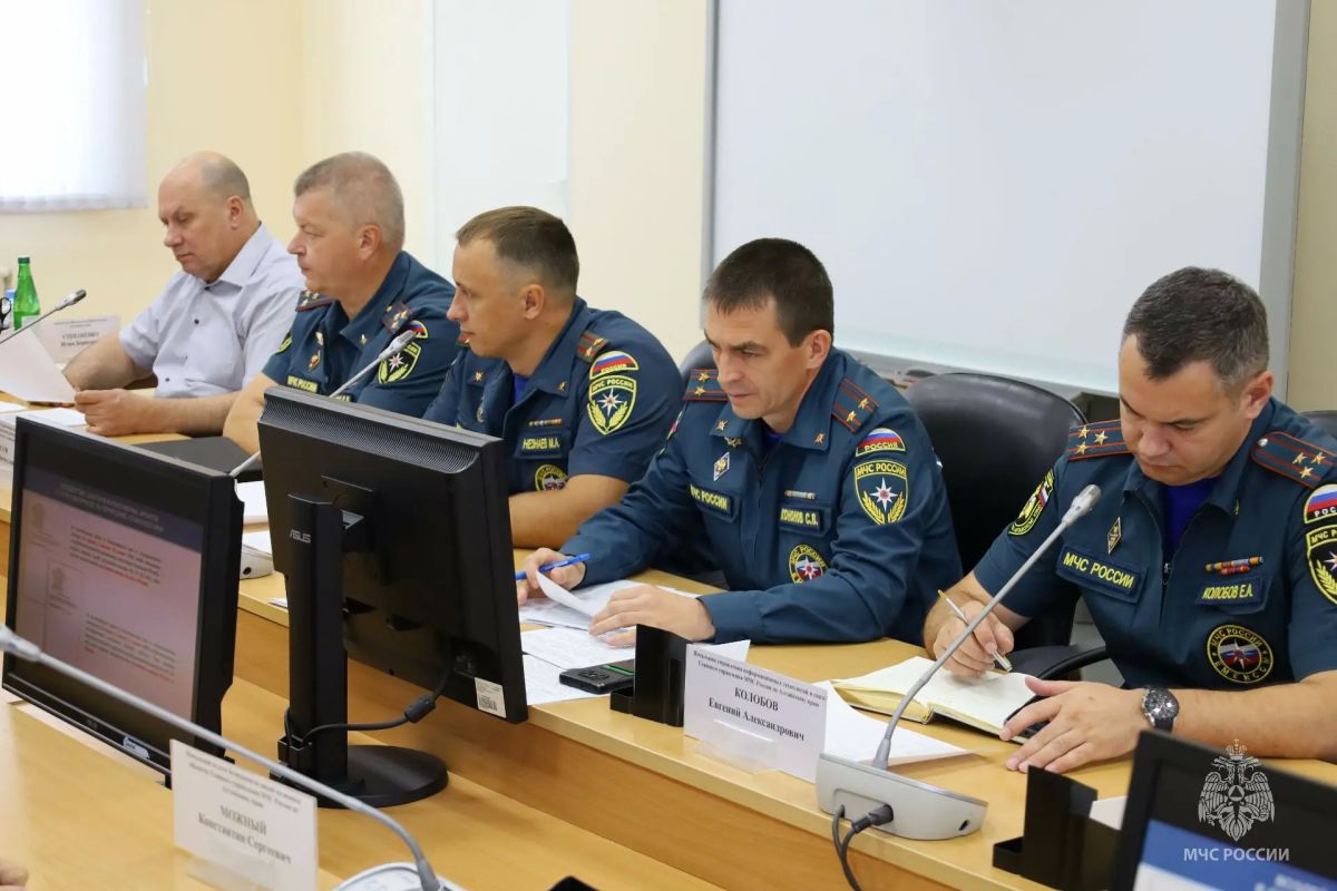 Итоги июня подвели на совещании в МЧС: безопасность детей и аномальная жара – в центре внимания Итоги июня подвели на совещании в МЧС: безопасность детей и аномальная жара – в центре внимания