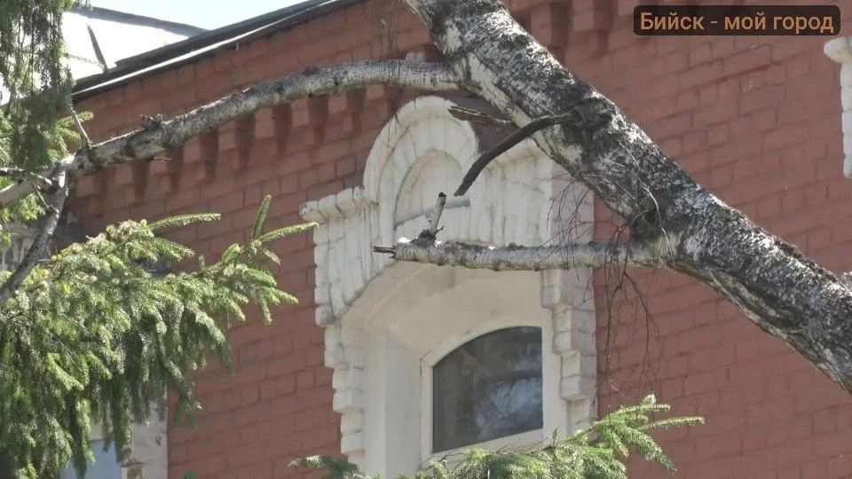 Про бийский аэроклуб. Двухэтажный кирпичный дом обрамляет угол ул. Льва Толстого и проспекта Кирова Про бийский аэроклуб. Двухэтажный кирпичный дом обрамляет угол ул. Льва Толстого и проспекта Кирова