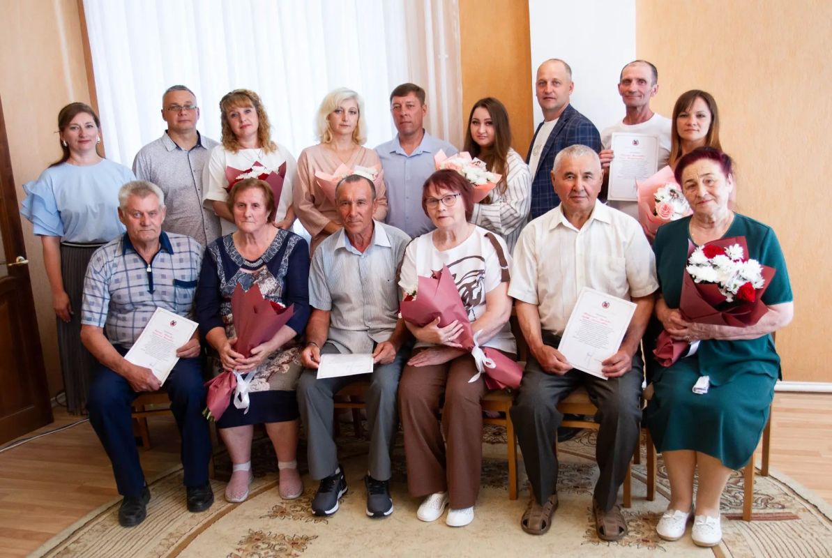 В органах ЗАГС Алтайского края в День семьи, любви и верности чествовали юбиляров семейной жизни В органах ЗАГС Алтайского края в День семьи, любви и верности чествовали юбиляров семейной жизни
