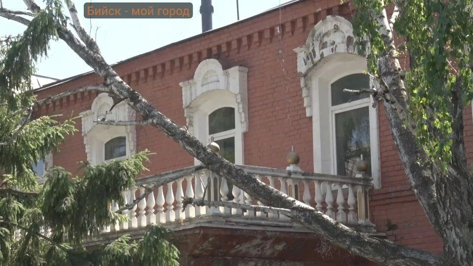 Про бийский аэроклуб. Двухэтажный кирпичный дом обрамляет угол ул. Льва Толстого и проспекта Кирова Про бийский аэроклуб. Двухэтажный кирпичный дом обрамляет угол ул. Льва Толстого и проспекта Кирова