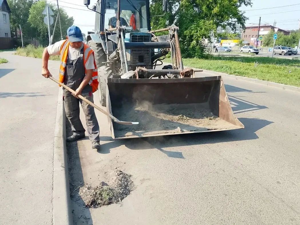 Дорожная служба продолжает выполнение летних видов работ Дорожная служба продолжает выполнение летних видов работ