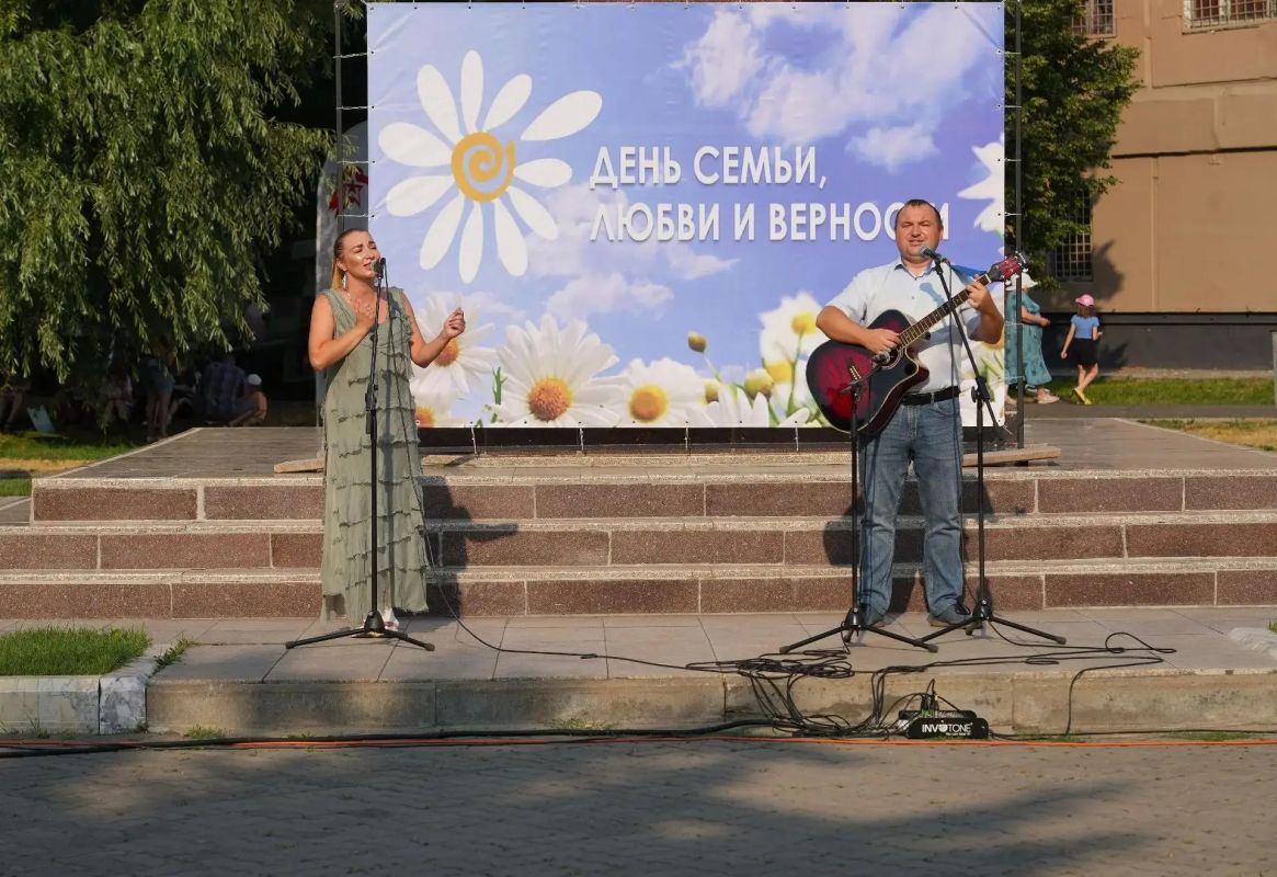 Праздничные мероприятия, посвящённые Дню семьи, любви и верности, состоялись в Бийске Праздничные мероприятия, посвящённые Дню семьи, любви и верности, состоялись в Бийске