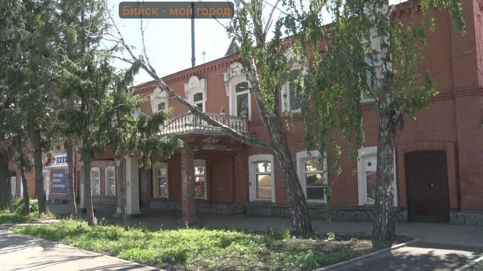 Про бийский аэроклуб. Двухэтажный кирпичный дом обрамляет угол ул. Льва Толстого и проспекта Кирова