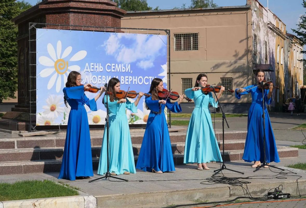 Праздничные мероприятия, посвящённые Дню семьи, любви и верности, состоялись в Бийске Праздничные мероприятия, посвящённые Дню семьи, любви и верности, состоялись в Бийске