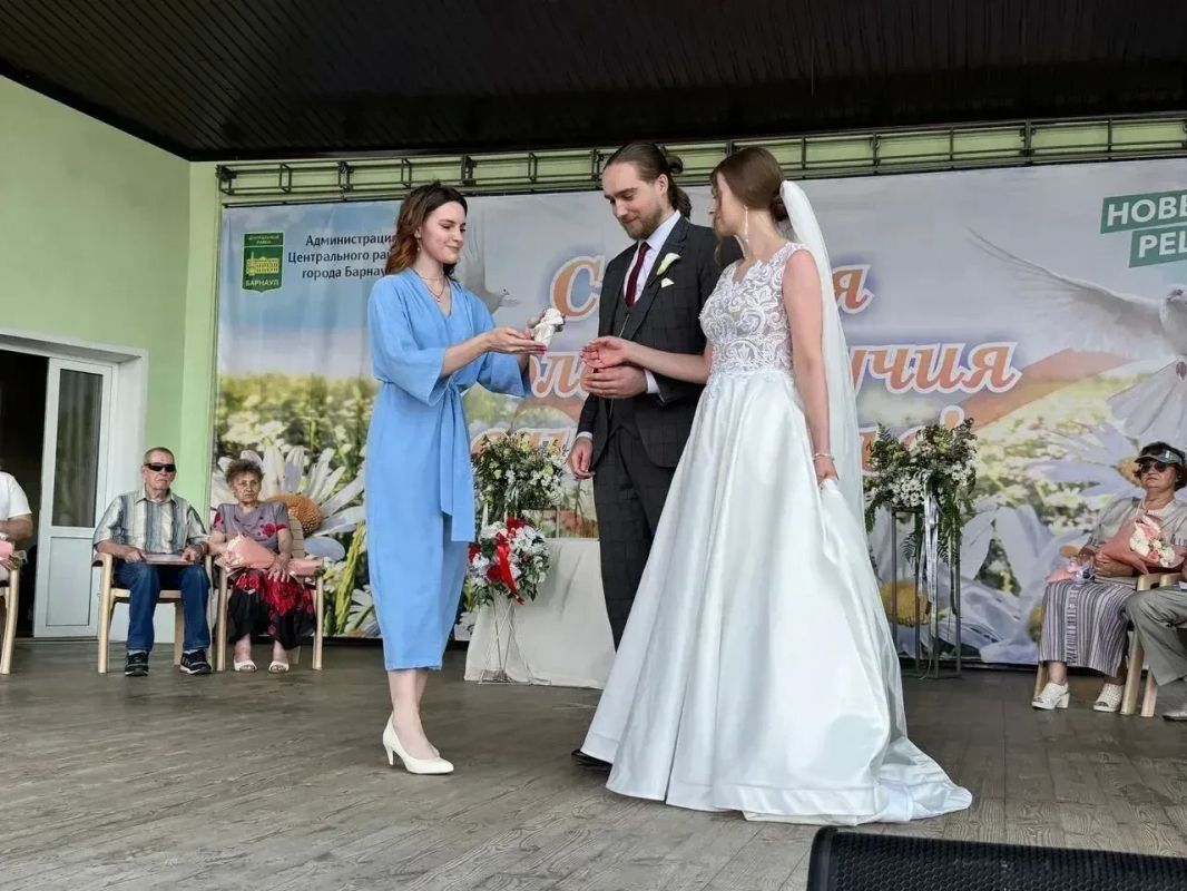 В День семьи, любви и верности в парке «Центральный» чествовали юбиляров семейной жизни В День семьи, любви и верности в парке «Центральный» чествовали юбиляров семейной жизни