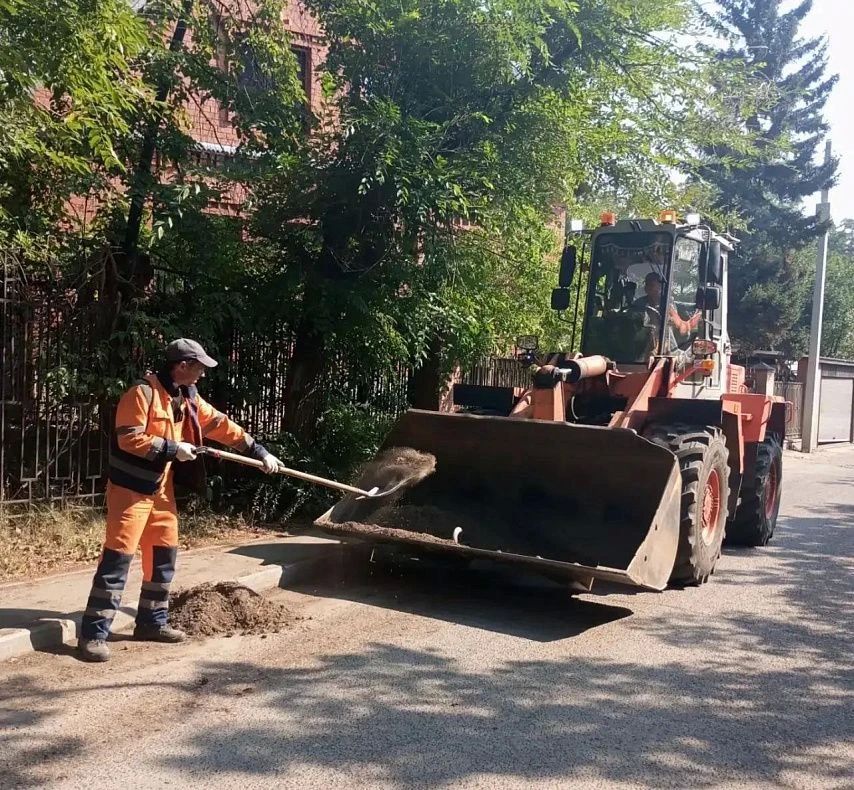 Дорожная служба продолжает выполнение летних видов работ Дорожная служба продолжает выполнение летних видов работ