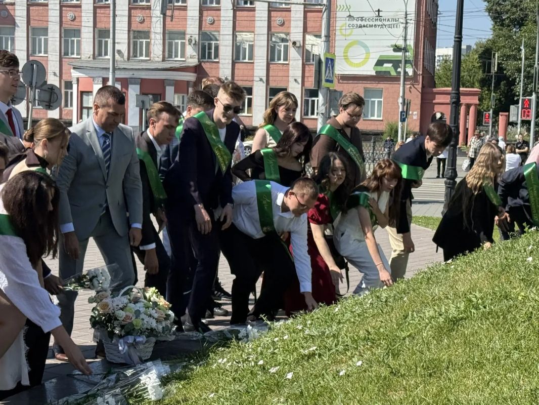 Выпускники аграрного университета возложили цветы к памятнику переселенцам на Алтай Выпускники аграрного университета возложили цветы к памятнику переселенцам на Алтай