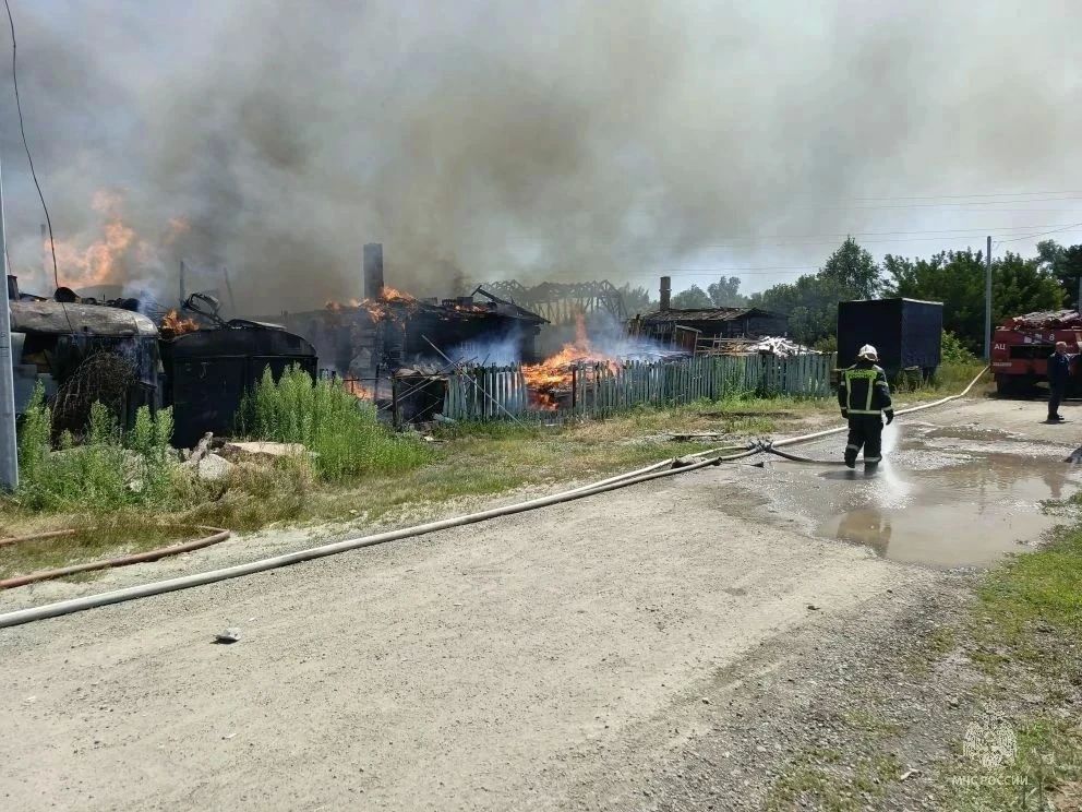 Жилые дома загорелись в барнаульском Затоне