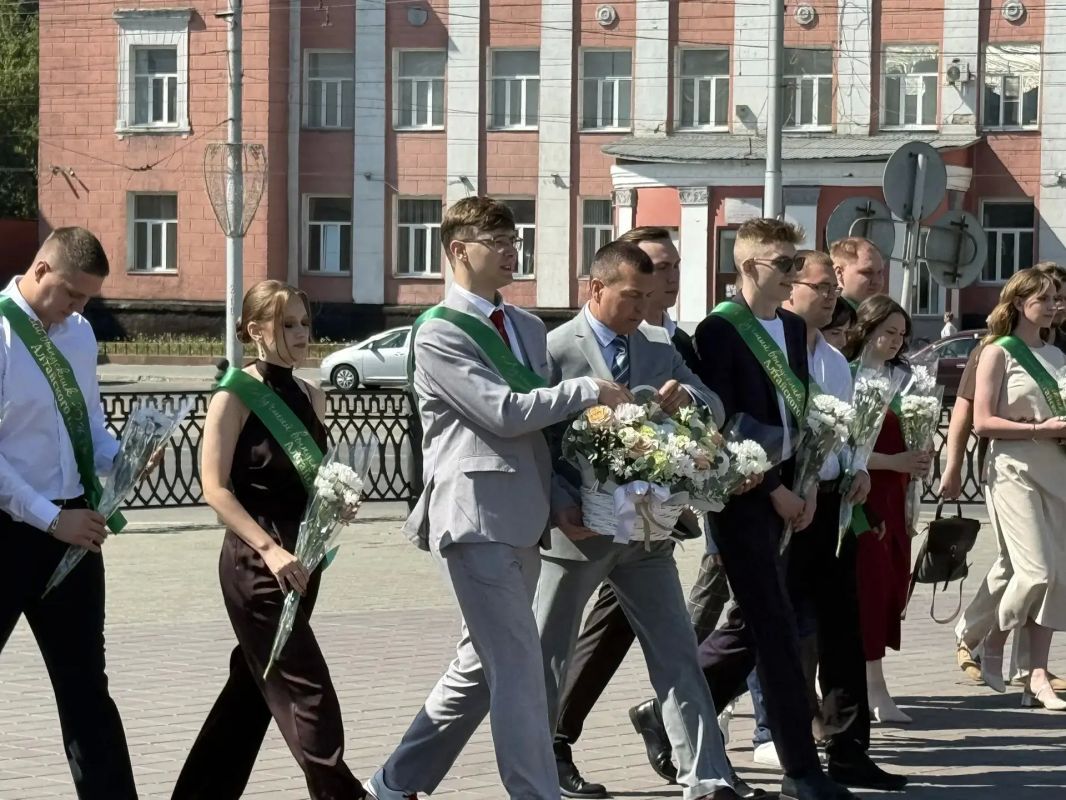 Выпускники аграрного университета возложили цветы к памятнику переселенцам на Алтай Выпускники аграрного университета возложили цветы к памятнику переселенцам на Алтай