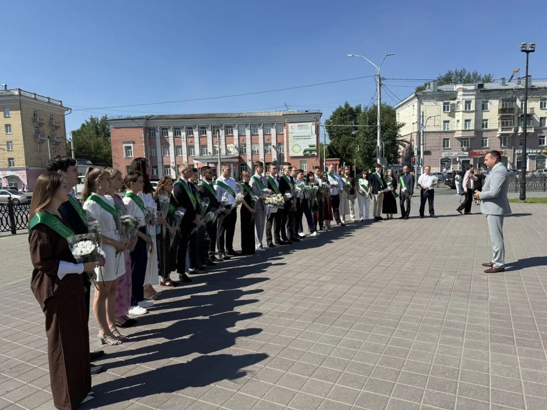 Выпускники аграрного университета возложили цветы к памятнику переселенцам на Алтай Выпускники аграрного университета возложили цветы к памятнику переселенцам на Алтай