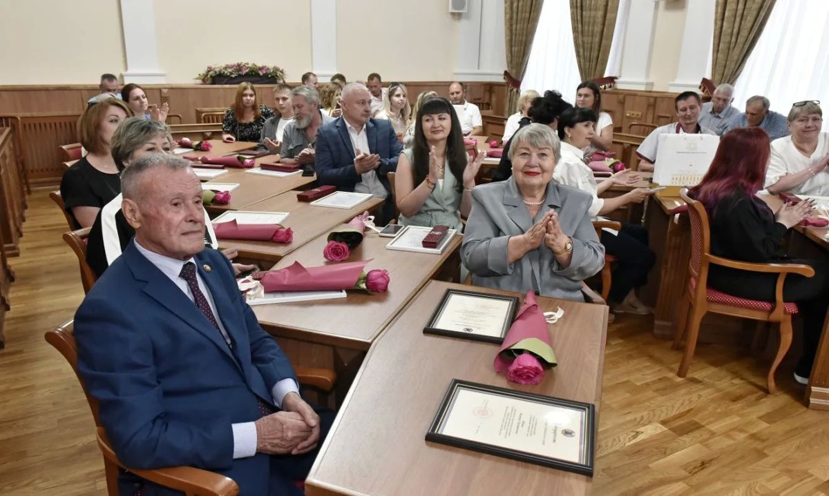 В администрации города прошло торжественное мероприятие по вручению наград В администрации города прошло торжественное мероприятие по вручению наград