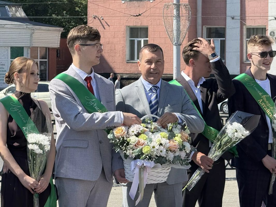 Выпускники аграрного университета возложили цветы к памятнику переселенцам на Алтай Выпускники аграрного университета возложили цветы к памятнику переселенцам на Алтай