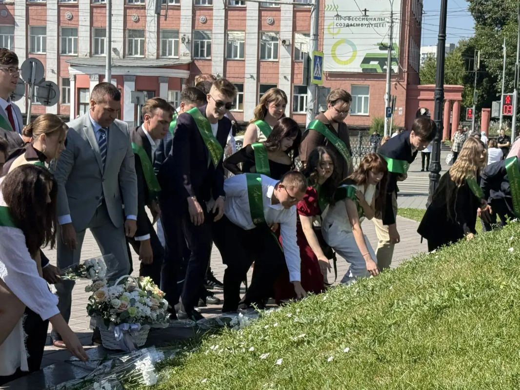 Выпускники аграрного университета возложили цветы к памятнику переселенцам на Алтай Выпускники аграрного университета возложили цветы к памятнику переселенцам на Алтай