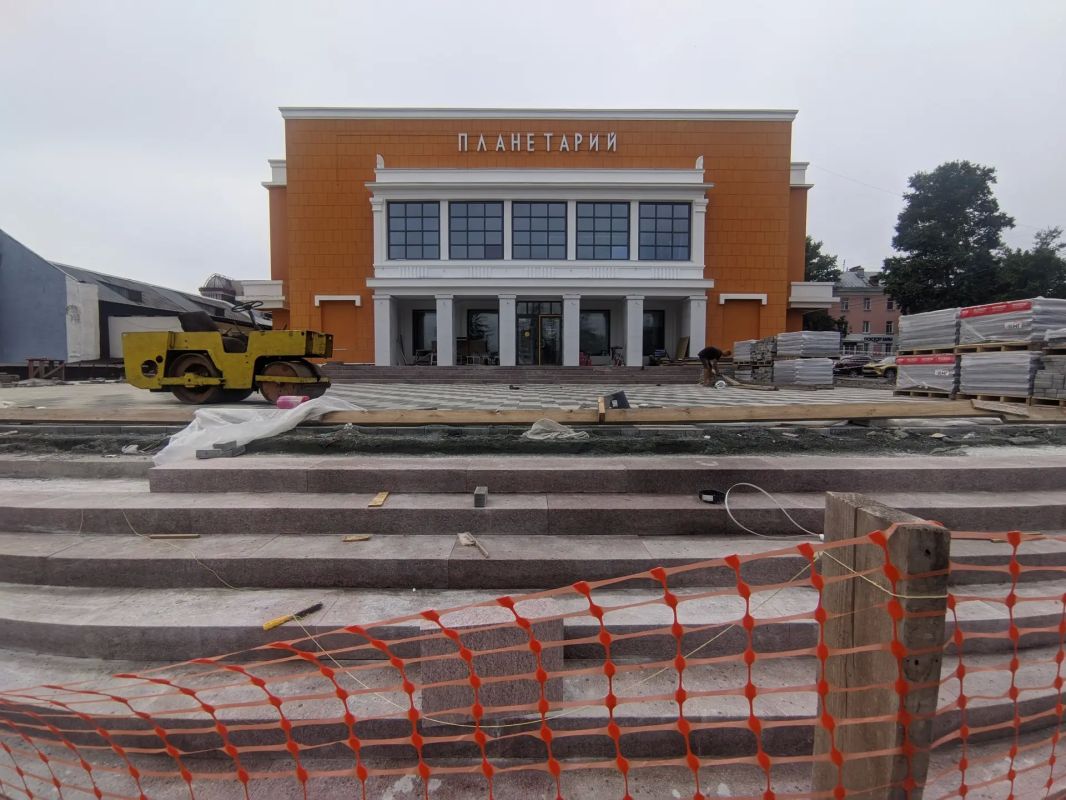 Новая лестница, ограждение и "Астролябия" Новая лестница, ограждение и "Астролябия"
