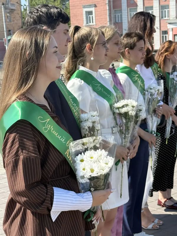 Выпускники аграрного университета возложили цветы к памятнику переселенцам на Алтай Выпускники аграрного университета возложили цветы к памятнику переселенцам на Алтай